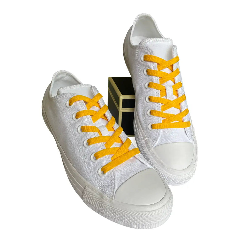 skosnoeren-sneakers-gul-moerk