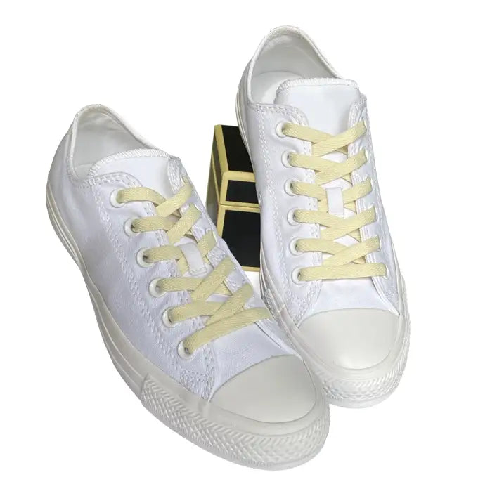 skosnoeren-sneakers-vit-creme