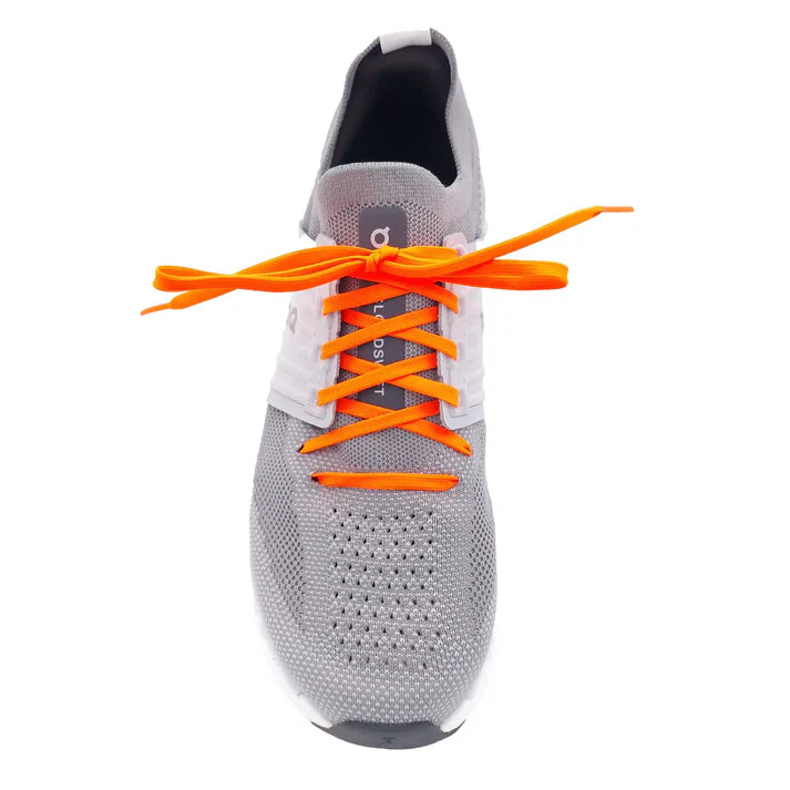 skosnoeren-platta-smala-orange-paa-skor